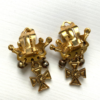 Gold-tone crown clip-on earrings with a Maltese cross charm. ゴールドトーンのクラウンに、マルティーズクロスがゆれるクリップイヤリング。 