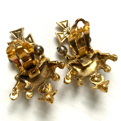 Gold-tone crown clip-on earrings with a Maltese cross charm. ゴールドトーンのクラウンに、マルティーズクロスがゆれるクリップイヤリング。 