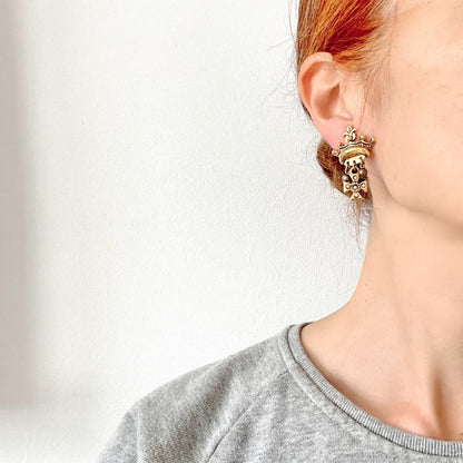 Gold-tone crown clip-on earrings with a Maltese cross charm. ゴールドトーンのクラウンに、マルティーズクロスがゆれるクリップイヤリング。 