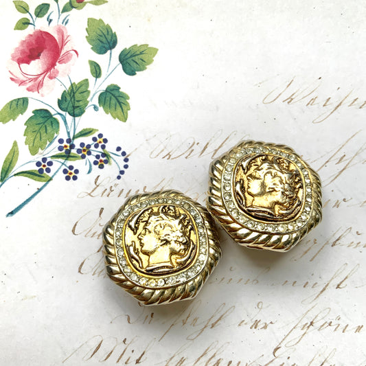 Vintage 1980s Gem Craft coin style earrings, featuring a classical Roman-inspired profile at the centre, framed with sparkling rhinestones and a bold rope motif. 1980年代のGem Craftによるコインスタイルイヤリング。
