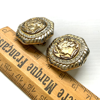 Vintage 1980s Gem Craft coin style earrings, featuring a classical Roman-inspired profile at the centre, framed with sparkling rhinestones and a bold rope motif. 1980年代のGem Craftによるコインスタイルイヤリング。