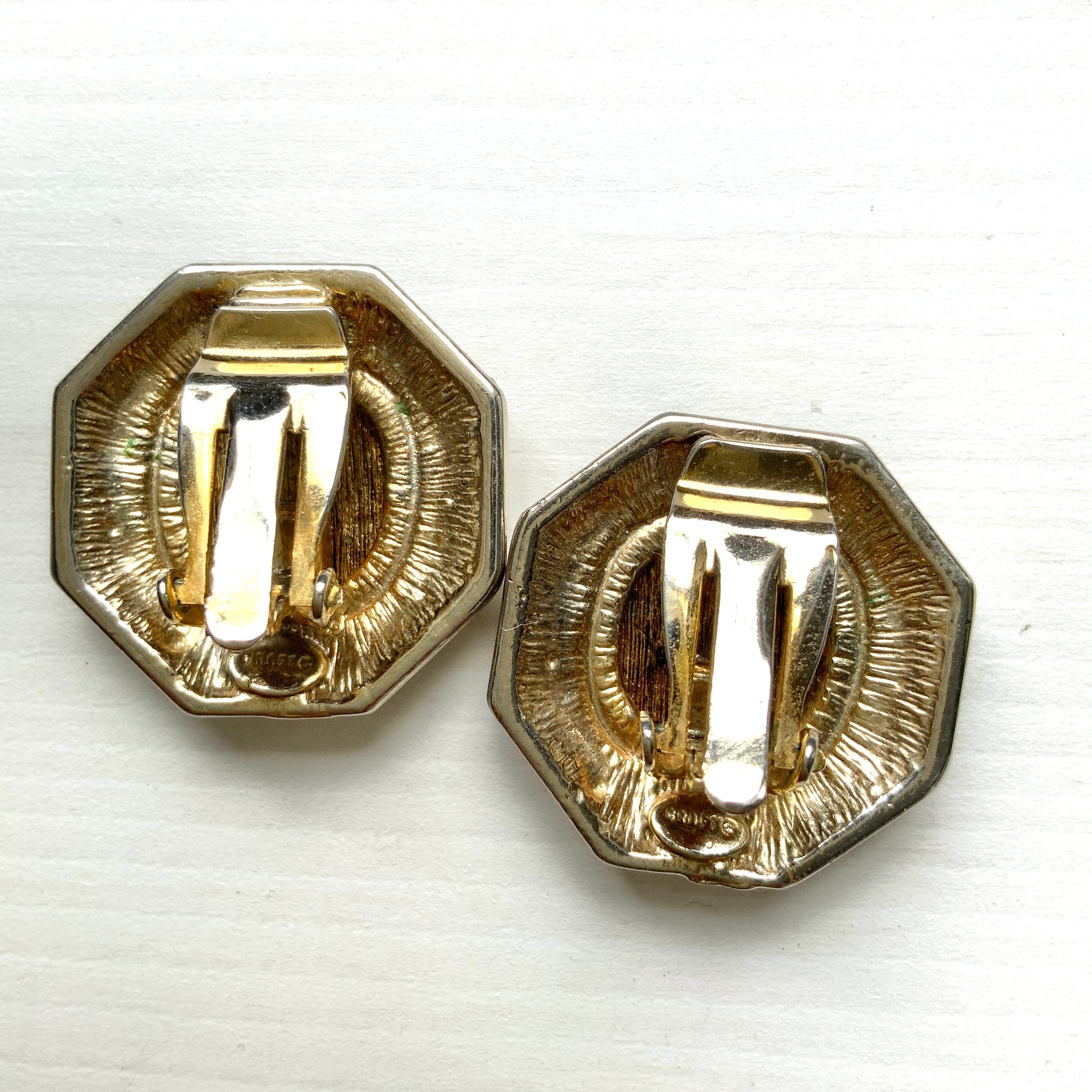Vintage 1980s Gem Craft coin style earrings, featuring a classical Roman-inspired profile at the centre, framed with sparkling rhinestones and a bold rope motif. 1980年代のGem Craftによるコインスタイルイヤリング。