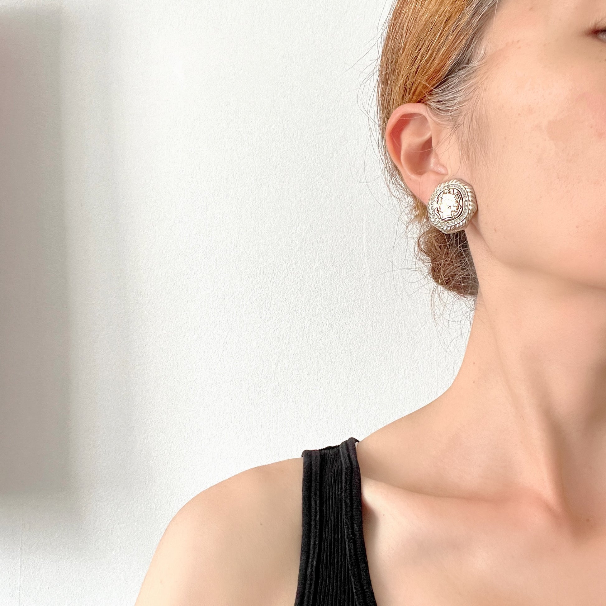 Vintage 1980s Gem Craft coin style earrings, featuring a classical Roman-inspired profile at the centre, framed with sparkling rhinestones and a bold rope motif. 1980年代のGem Craftによるコインスタイルイヤリング。