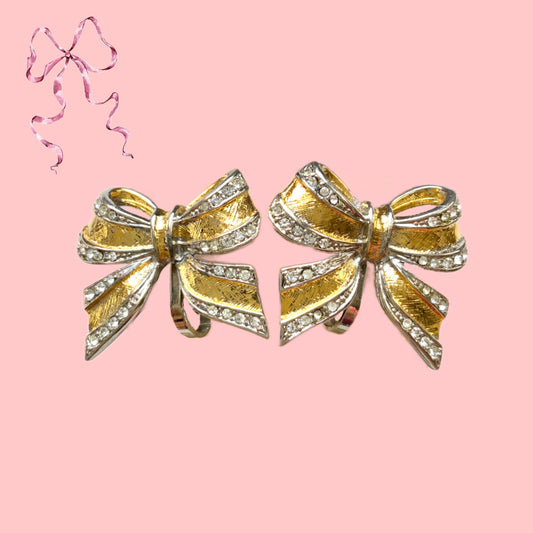 Vintage clip-on earrings in a bow design featuring both gold-tone and silver-tone metal. ゴールドトーンとシルバートーンのリボンのクリップイヤリング。 
