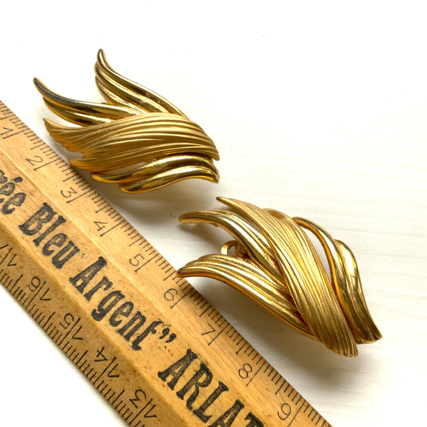 Gold-tone clip-on earrings with beautifully flowing lines. T 流れるようなラインが美しい、ゴールドトーンのクリップイヤリング。