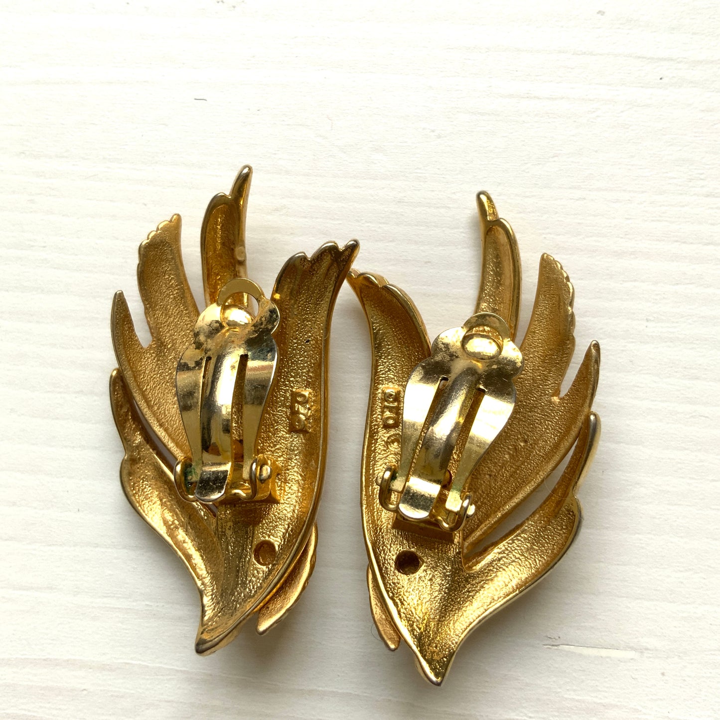 Gold-tone clip-on earrings with beautifully flowing lines. T 流れるようなラインが美しい、ゴールドトーンのクリップイヤリング。