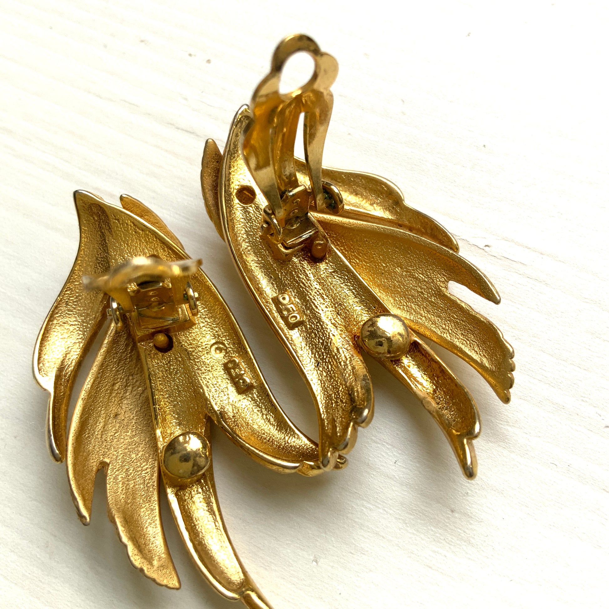 Gold-tone clip-on earrings with beautifully flowing lines. T 流れるようなラインが美しい、ゴールドトーンのクリップイヤリング。