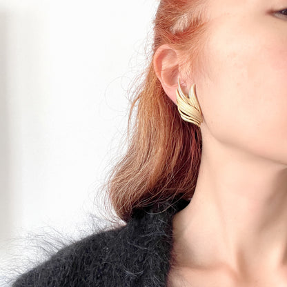 Gold-tone clip-on earrings with beautifully flowing lines. T 流れるようなラインが美しい、ゴールドトーンのクリップイヤリング。