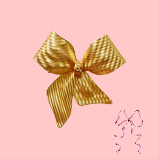 Vintage brooch in the shape of a large gold-tone bow. 大きなゴールドトーンメタルのリボンのブローチ。