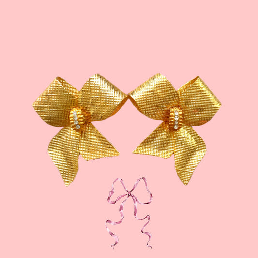Gold-tone bow earrings. ゴールドトーンメタルのリボンのピアス。