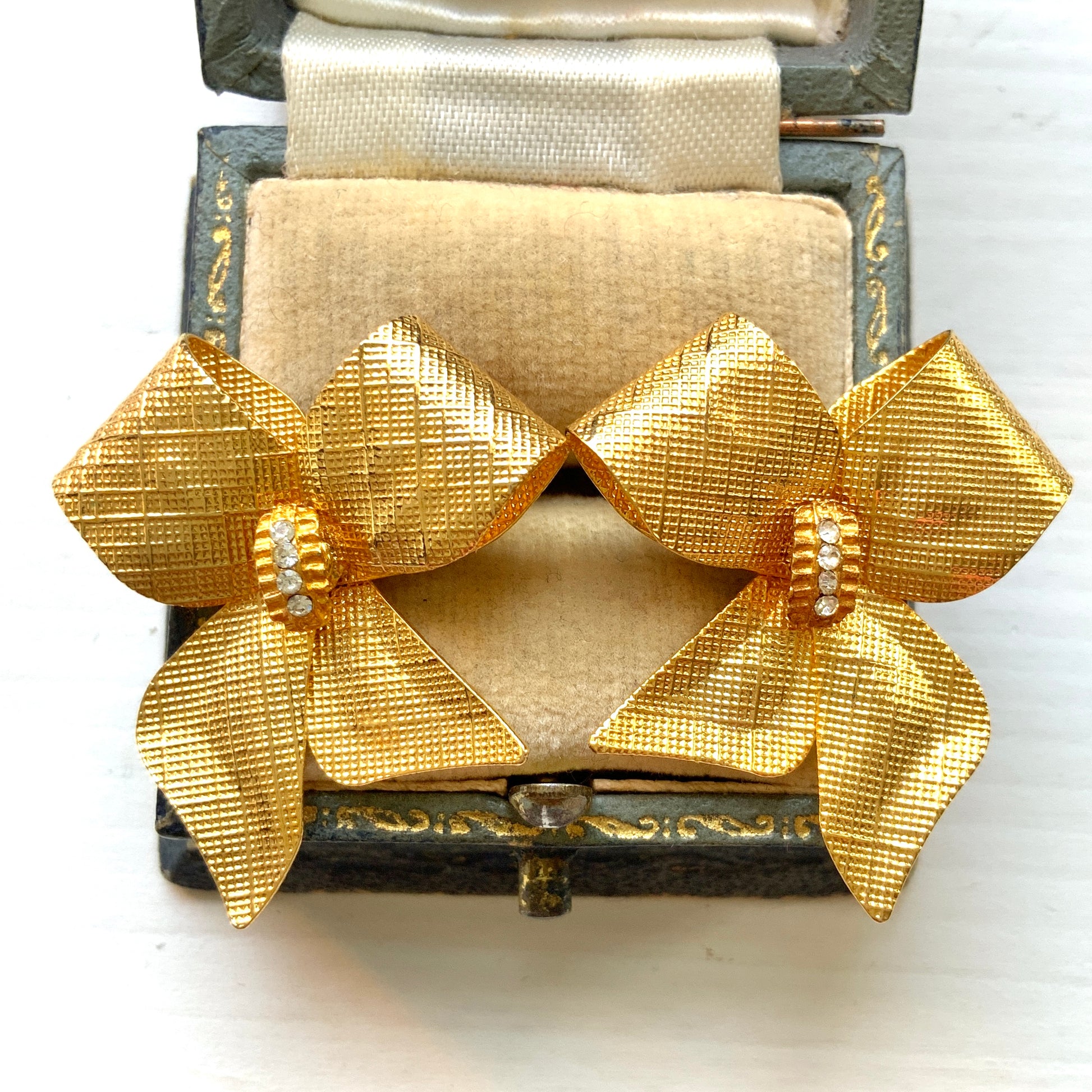 Gold-tone bow earrings. ゴールドトーンメタルのリボンのピアス。