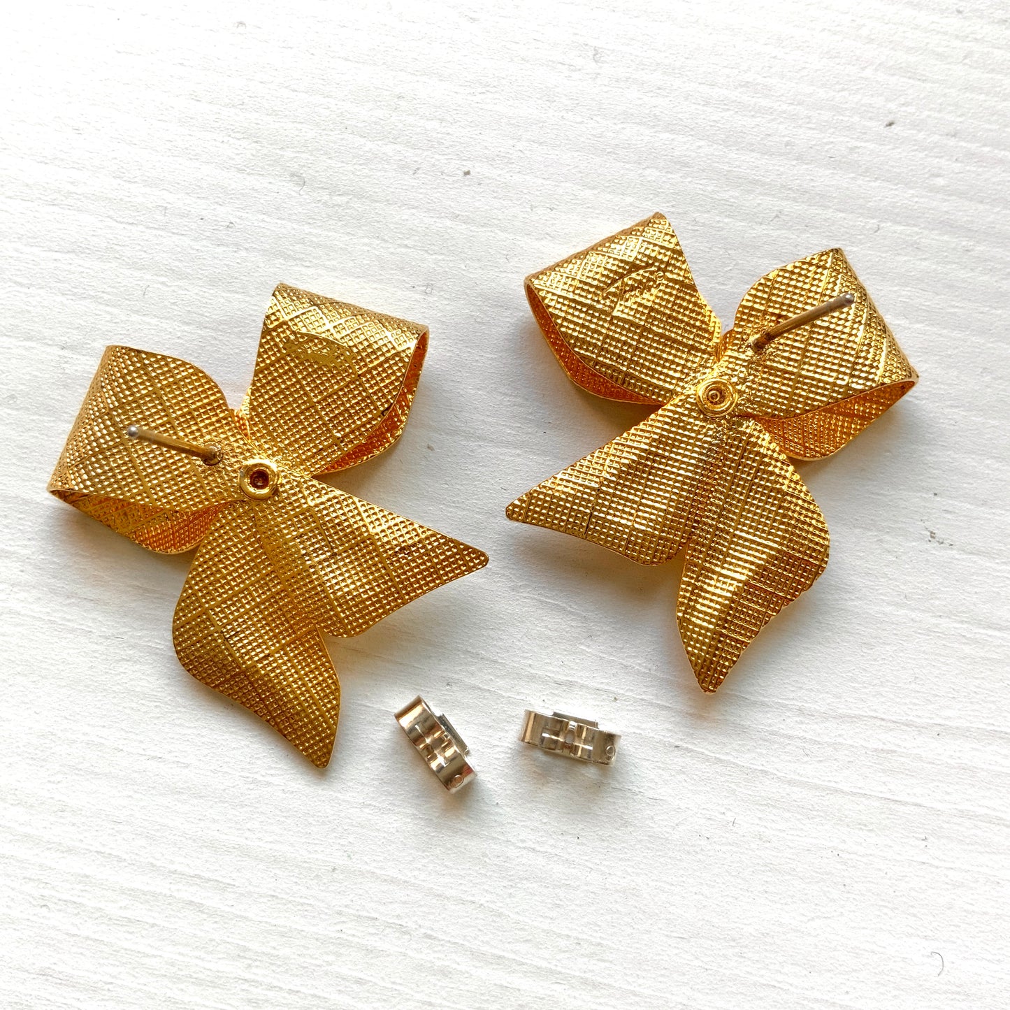 Gold-tone bow earrings. ゴールドトーンメタルのリボンのピアス。