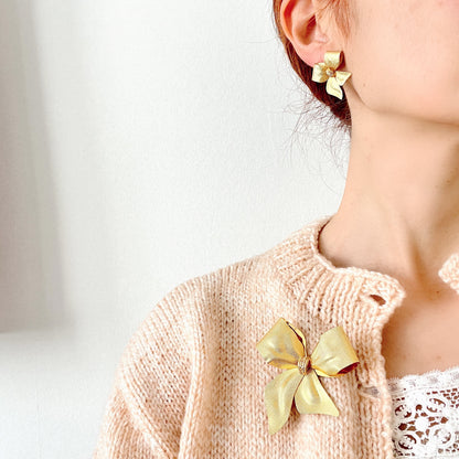 Gold-tone bow earrings. ゴールドトーンメタルのリボンのピアス。