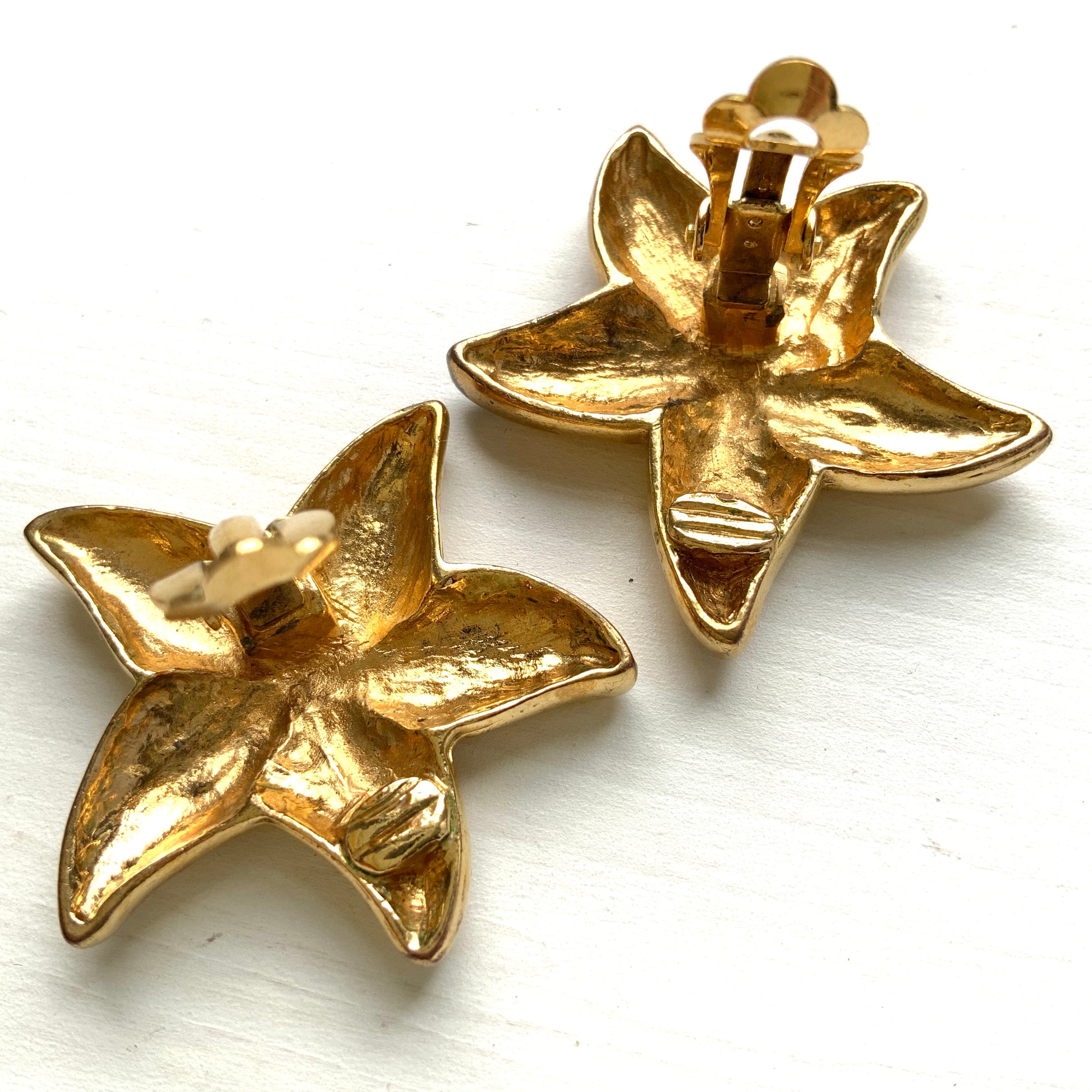 Vintage starfish motif clip-on earrings from the 1980s. 1980年代のヒトデモチーフのヴィンテージクリップイヤリング。