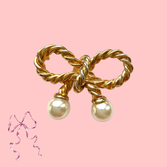 Vintage bow brooch in a twisted gold-tone rope design. ゴールドトーンメタルのツイストロープでリボンを象ったブローチ。