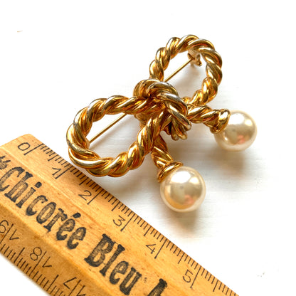 Vintage bow brooch in a twisted gold-tone rope design. ゴールドトーンメタルのツイストロープでリボンを象ったブローチ。