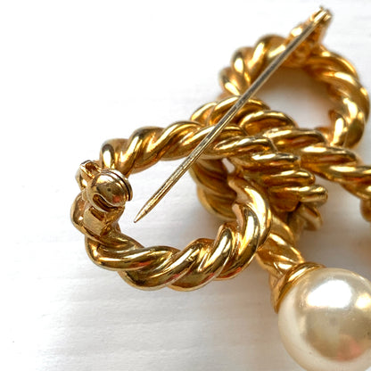 Vintage bow brooch in a twisted gold-tone rope design. ゴールドトーンメタルのツイストロープでリボンを象ったブローチ。