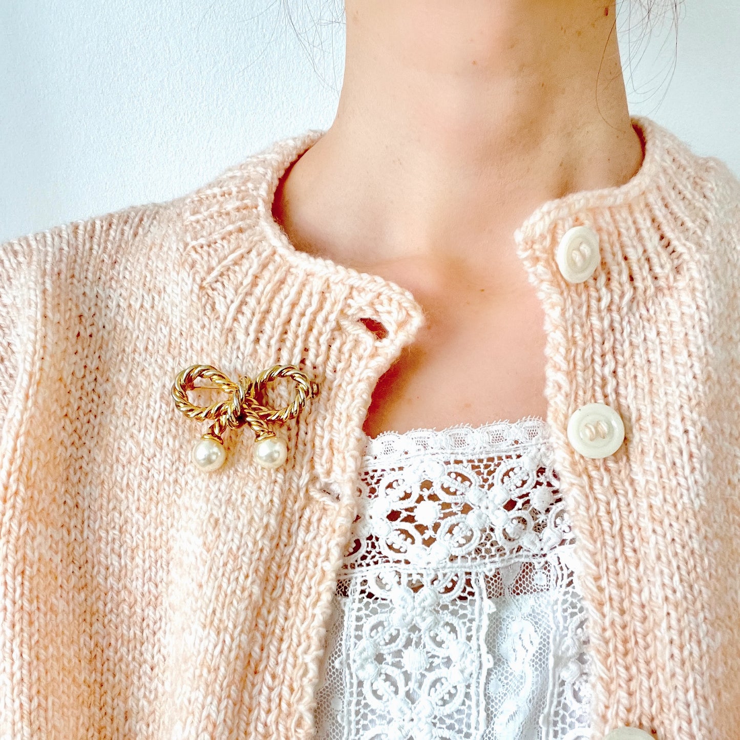 Vintage bow brooch in a twisted gold-tone rope design. ゴールドトーンメタルのツイストロープでリボンを象ったブローチ。