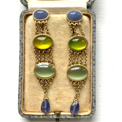 Clip-on earrings by Liz Claiborne featuring cabochons in refreshing shades of blue, lemon yellow, and soft melon green that sway gently with movement. ブルー、レモンイエロー、メロングリーンの爽やかなカラーのカボションがゆれる、リズ・クレイボーンのクリップイヤリング。 