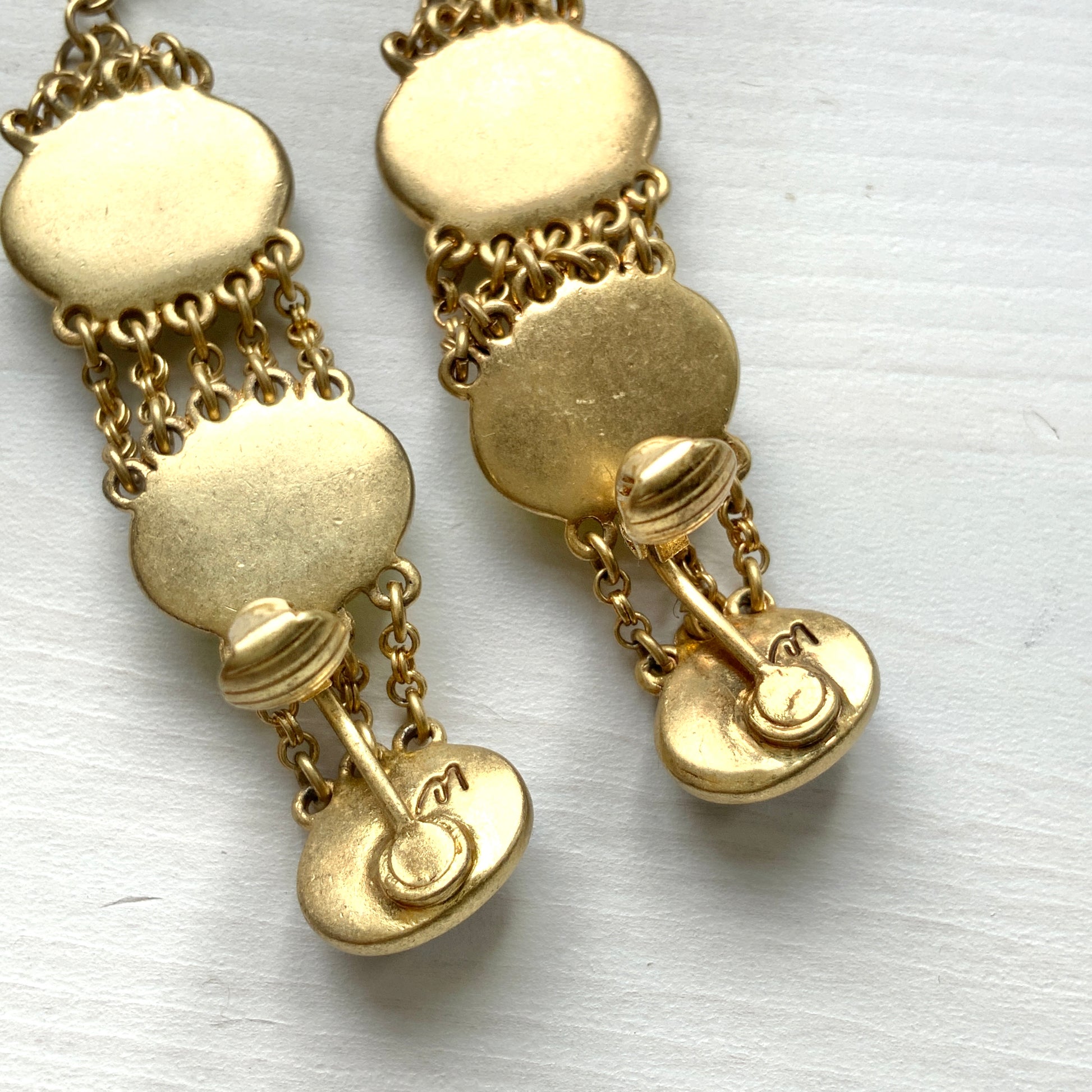 Clip-on earrings by Liz Claiborne featuring cabochons in refreshing shades of blue, lemon yellow, and soft melon green that sway gently with movement. ブルー、レモンイエロー、メロングリーンの爽やかなカラーのカボションがゆれる、リズ・クレイボーンのクリップイヤリング。 