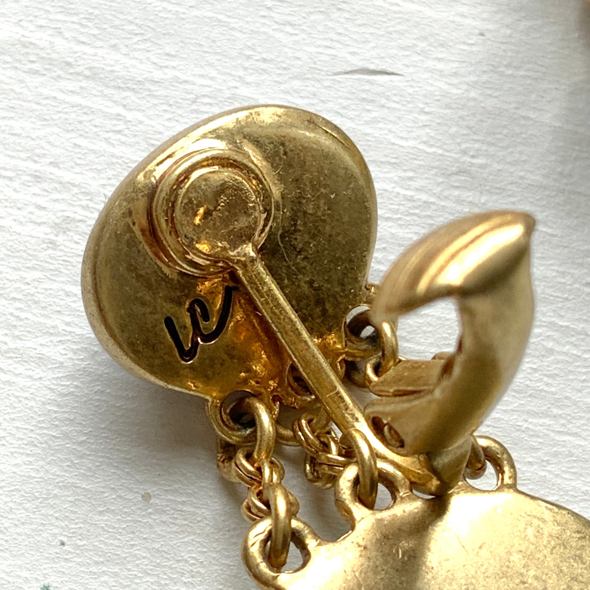 Clip-on earrings by Liz Claiborne featuring cabochons in refreshing shades of blue, lemon yellow, and soft melon green that sway gently with movement. ブルー、レモンイエロー、メロングリーンの爽やかなカラーのカボションがゆれる、リズ・クレイボーンのクリップイヤリング。 