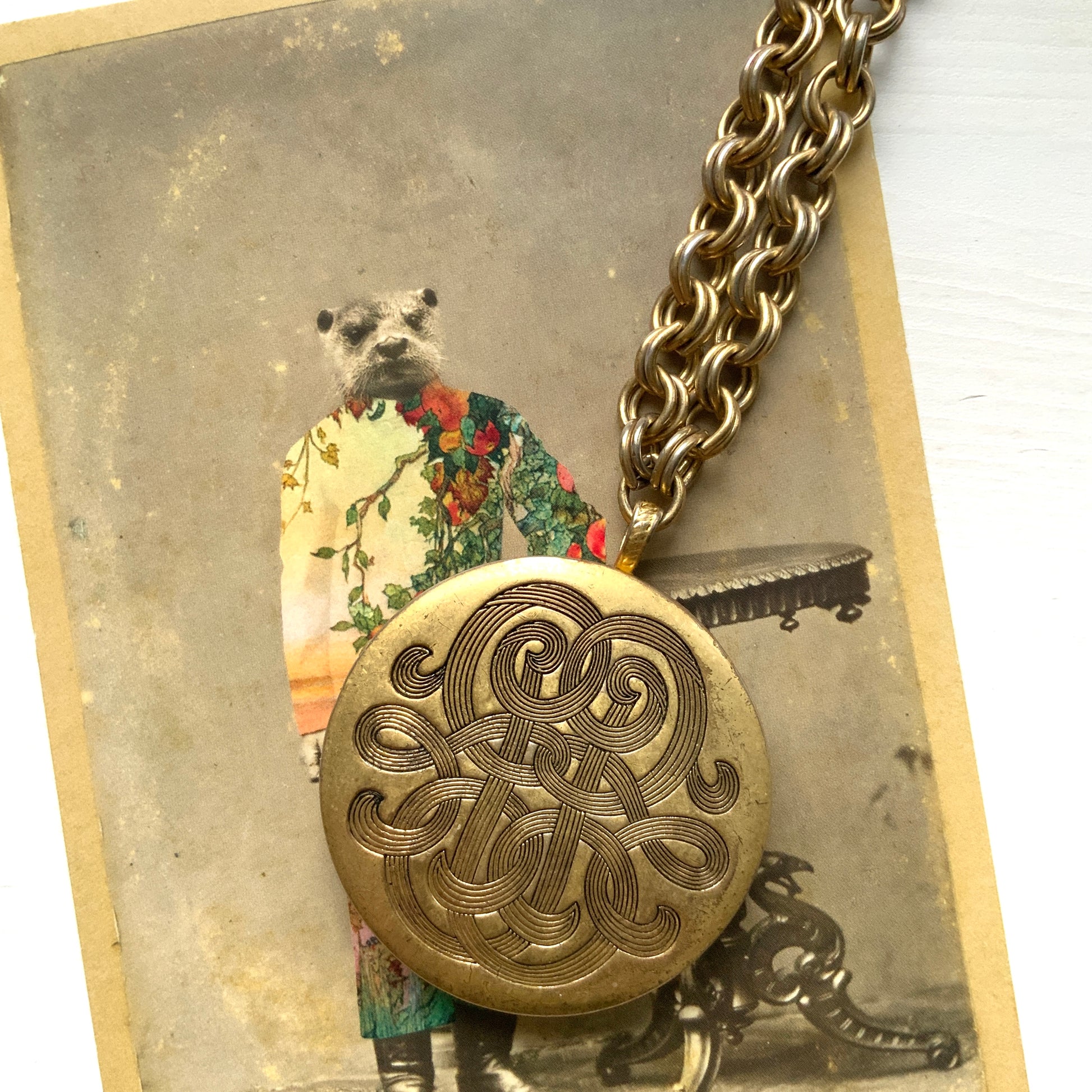 A vintage Monet locket necklace featuring an eye-catching woven-style scroll pattern.  編み込まれたような曲線模様が印象的な、Monet（モネ）のヴィンテージロケットネックレス。