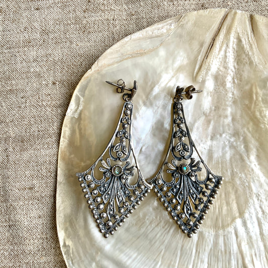 A pair of silver dangle earrings featuring beautiful openwork detailing. 美しいオープンワークが施されたシルバーのダングル ピアス。 