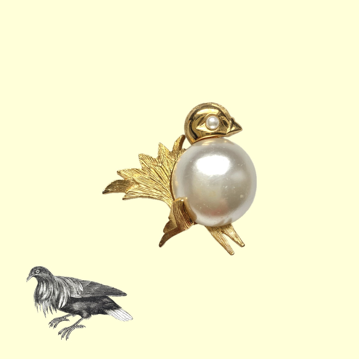 A charming bird brooch by Napier, defined by its softly rounded form. ころんとしたフォルムが愛らしい、Napierの鳥のブローチ。
