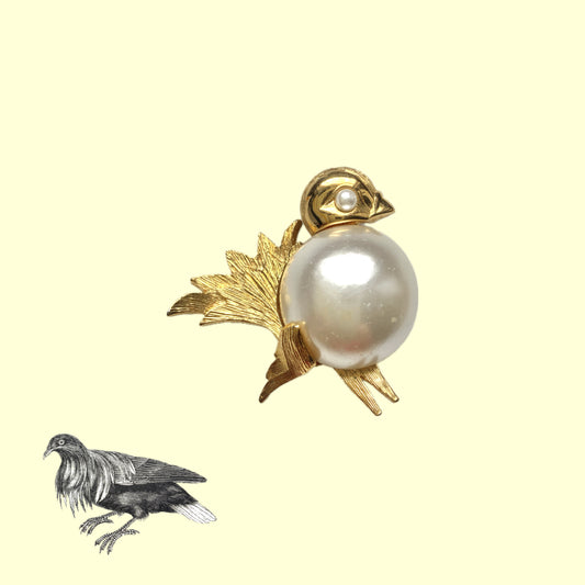 A charming bird brooch by Napier, defined by its softly rounded form. ころんとしたフォルムが愛らしい、Napierの鳥のブローチ。