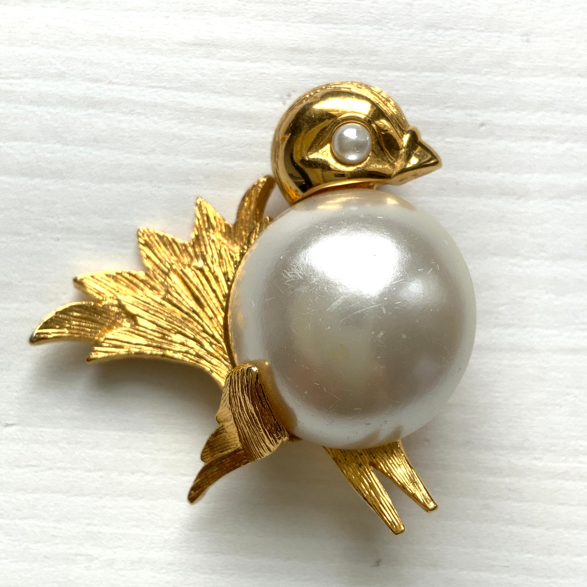 A charming bird brooch by Napier, defined by its softly rounded form. ころんとしたフォルムが愛らしい、Napierの鳥のブローチ。