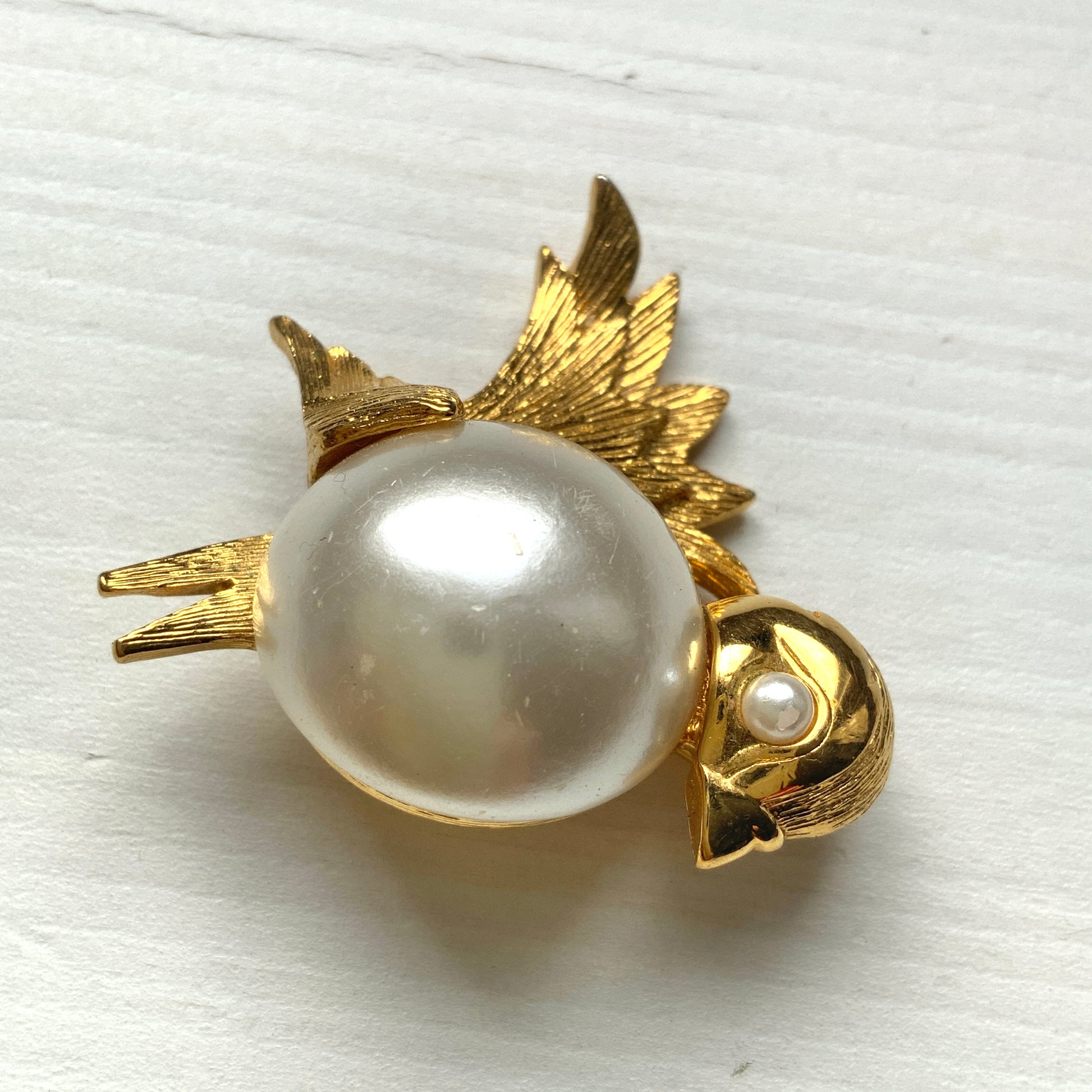 A charming bird brooch by Napier, defined by its softly rounded form. ころんとしたフォルムが愛らしい、Napierの鳥のブローチ。