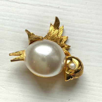 A charming bird brooch by Napier, defined by its softly rounded form. ころんとしたフォルムが愛らしい、Napierの鳥のブローチ。