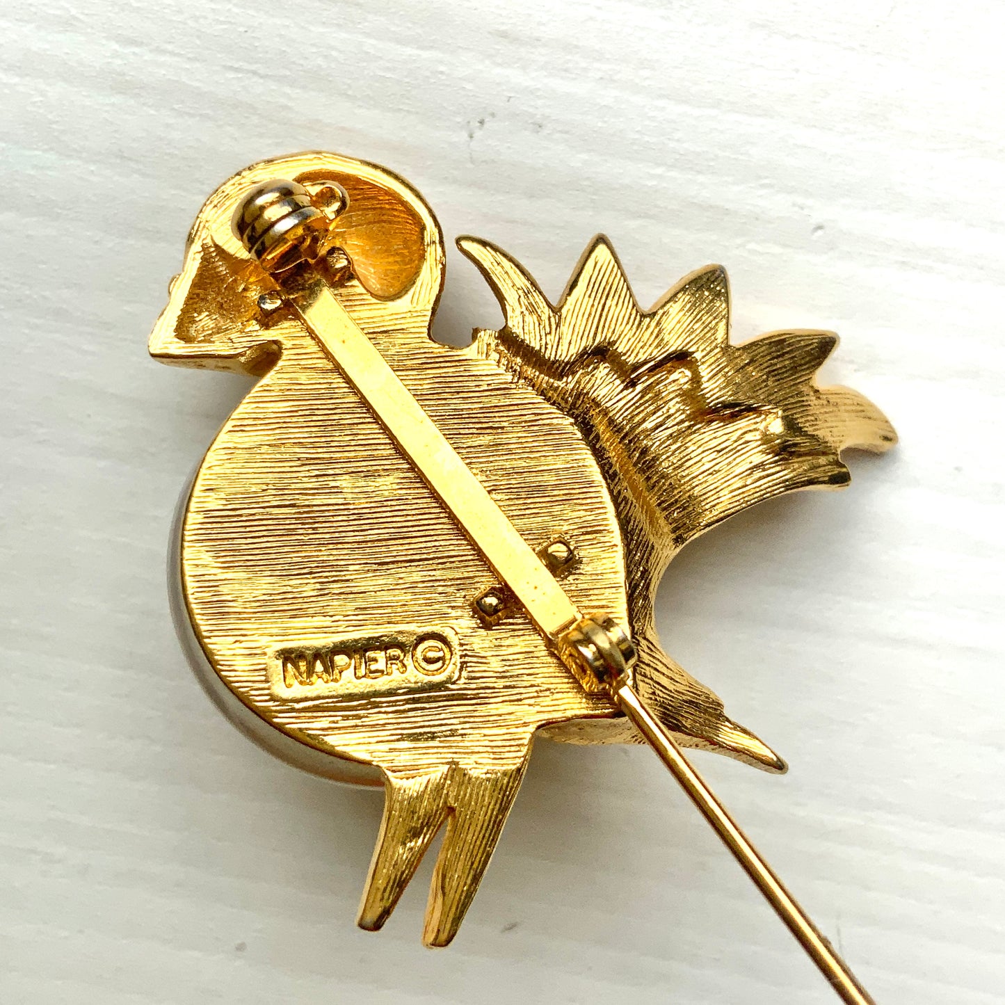 A charming bird brooch by Napier, defined by its softly rounded form. ころんとしたフォルムが愛らしい、Napierの鳥のブローチ。