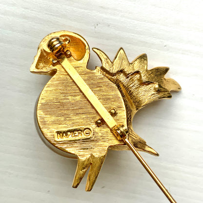 A charming bird brooch by Napier, defined by its softly rounded form. ころんとしたフォルムが愛らしい、Napierの鳥のブローチ。