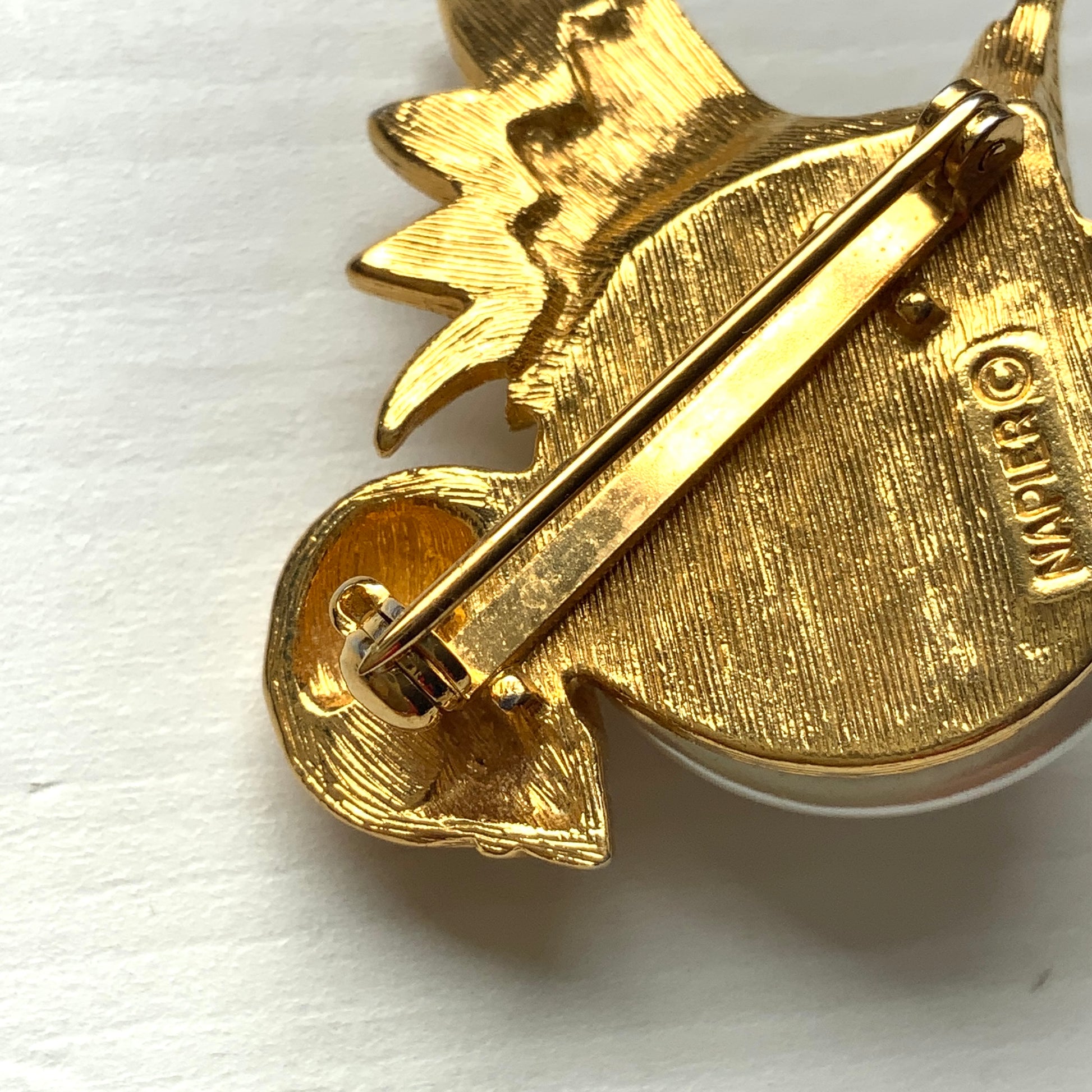 A charming bird brooch by Napier, defined by its softly rounded form. ころんとしたフォルムが愛らしい、Napierの鳥のブローチ。