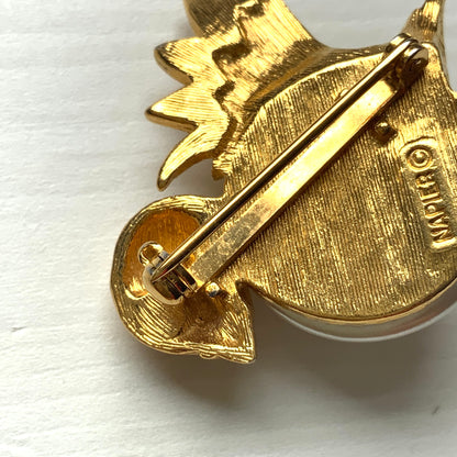 A charming bird brooch by Napier, defined by its softly rounded form. ころんとしたフォルムが愛らしい、Napierの鳥のブローチ。