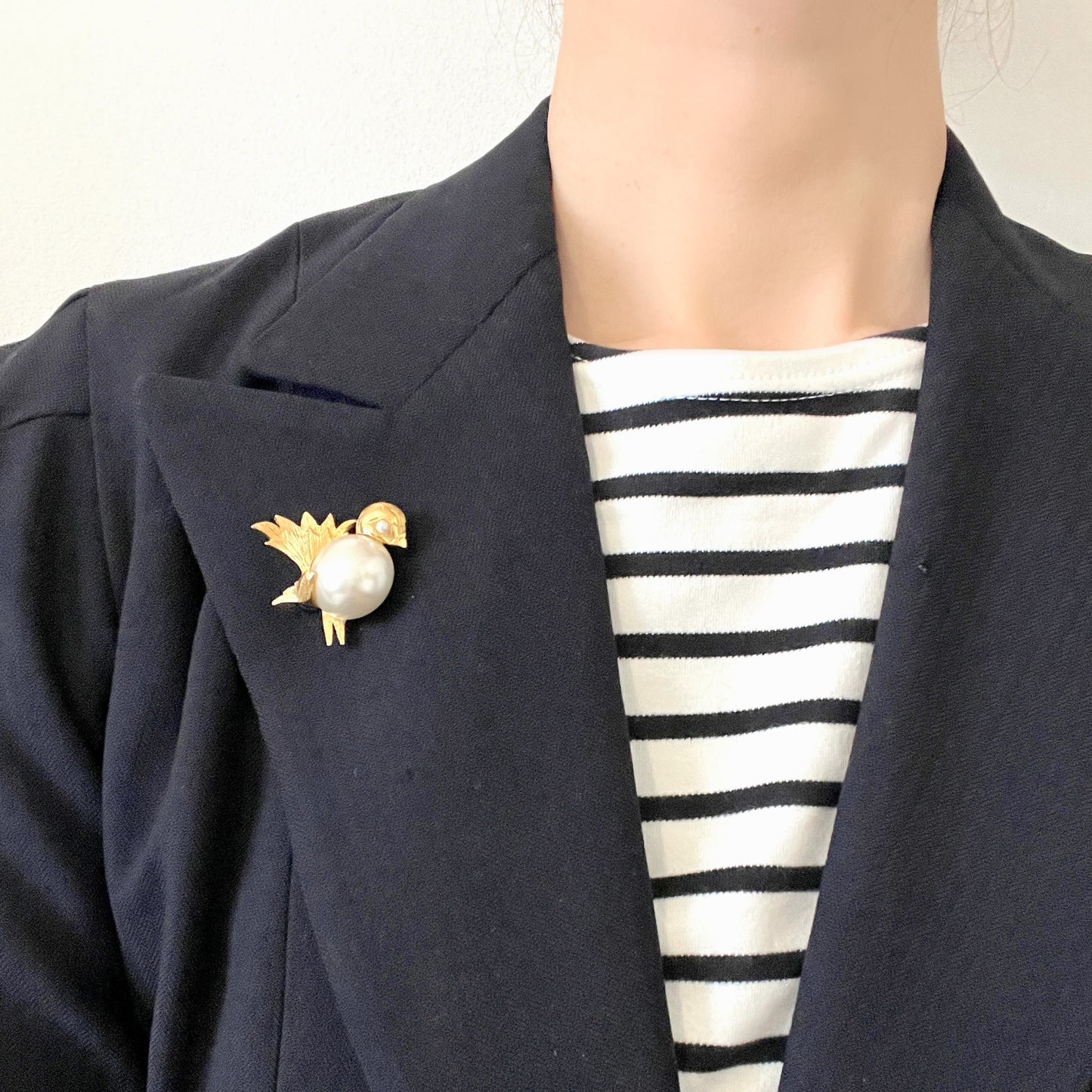 A charming bird brooch by Napier, defined by its softly rounded form. ころんとしたフォルムが愛らしい、Napierの鳥のブローチ。