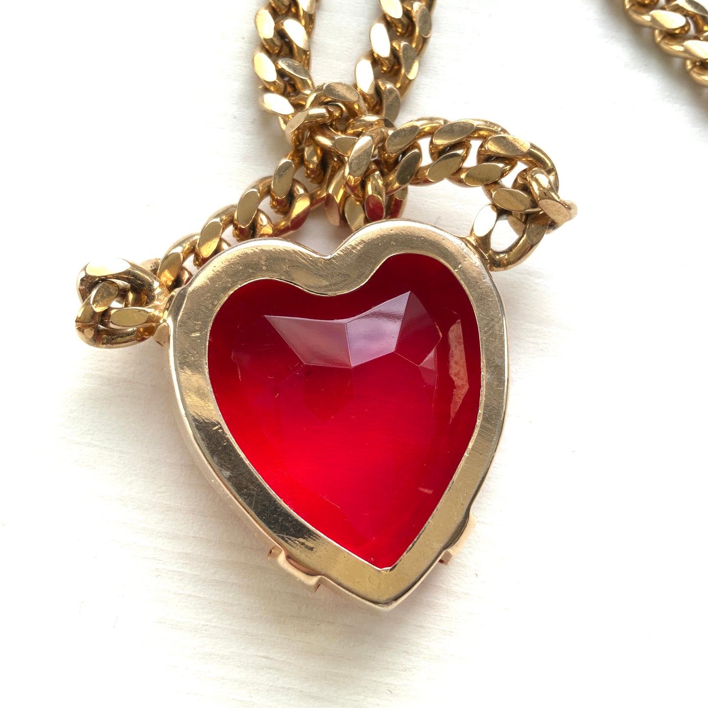 A necklace featuring a large, vibrant red glass heart that immediately draws the eye. 大きく鮮やかなレッドハートのグラスビジューが目を引くネックレス。
