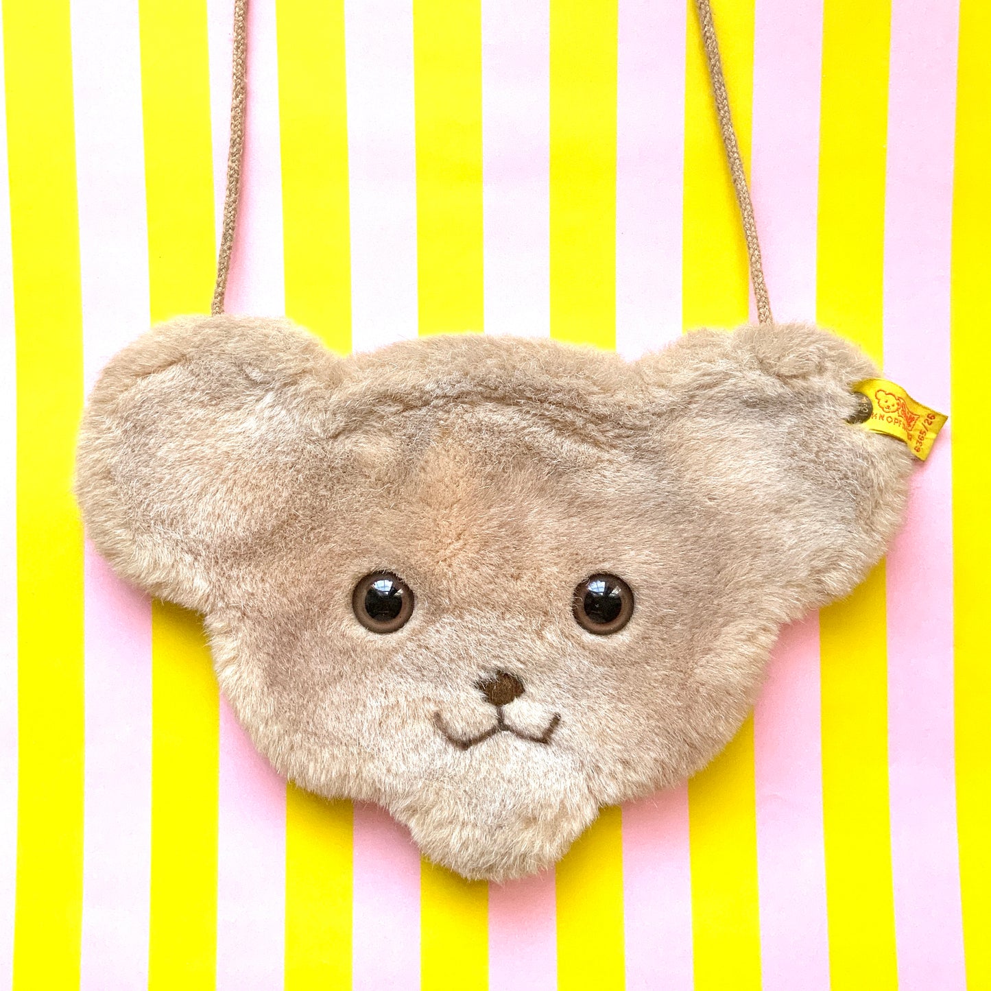 A charming Steiff bear-face purse with adorable round eyes and a wonderfully soft, fluffy plush texture.  くりっとした目が愛らしい、クマの顔のポシェット。ふわふわのファー素材で、思わず触りたくなる手触りです。
