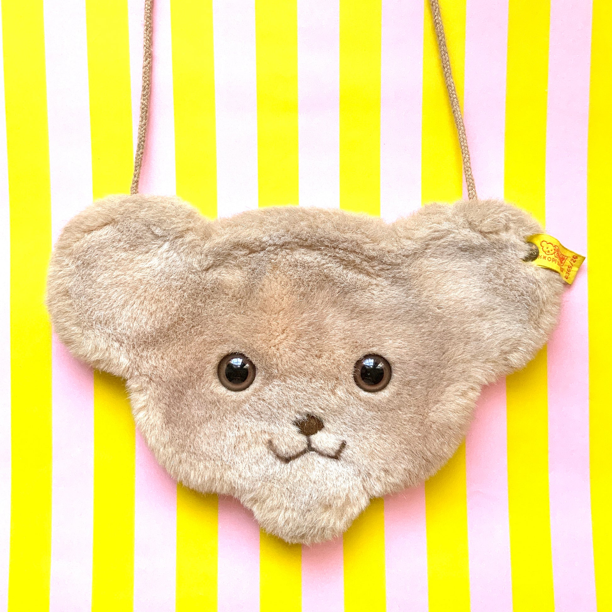A charming Steiff bear-face purse with adorable round eyes and a wonderfully soft, fluffy plush texture.  くりっとした目が愛らしい、クマの顔のポシェット。ふわふわのファー素材で、思わず触りたくなる手触りです。