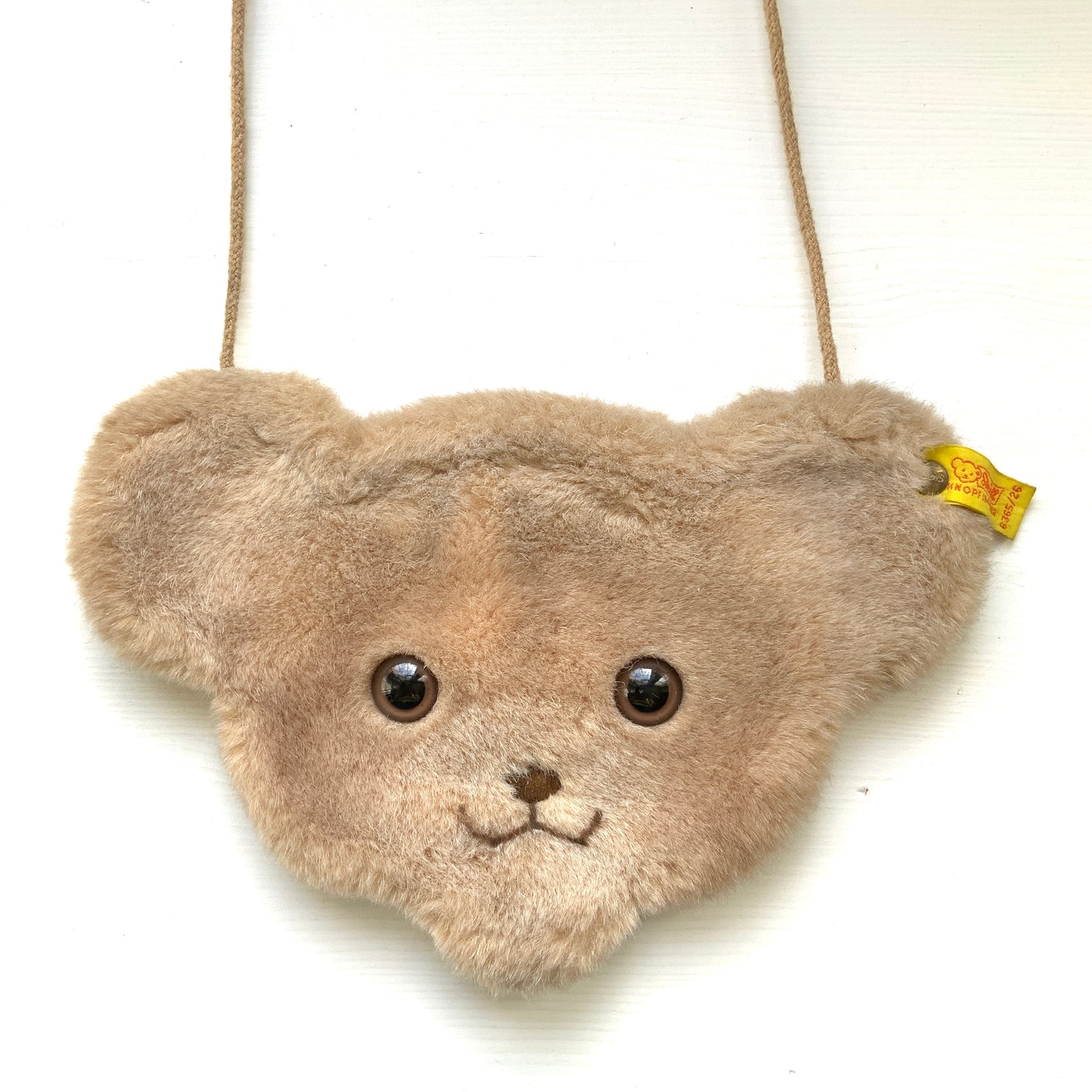 A charming Steiff bear-face purse with adorable round eyes and a wonderfully soft, fluffy plush texture.  くりっとした目が愛らしい、クマの顔のポシェット。ふわふわのファー素材で、思わず触りたくなる手触りです。