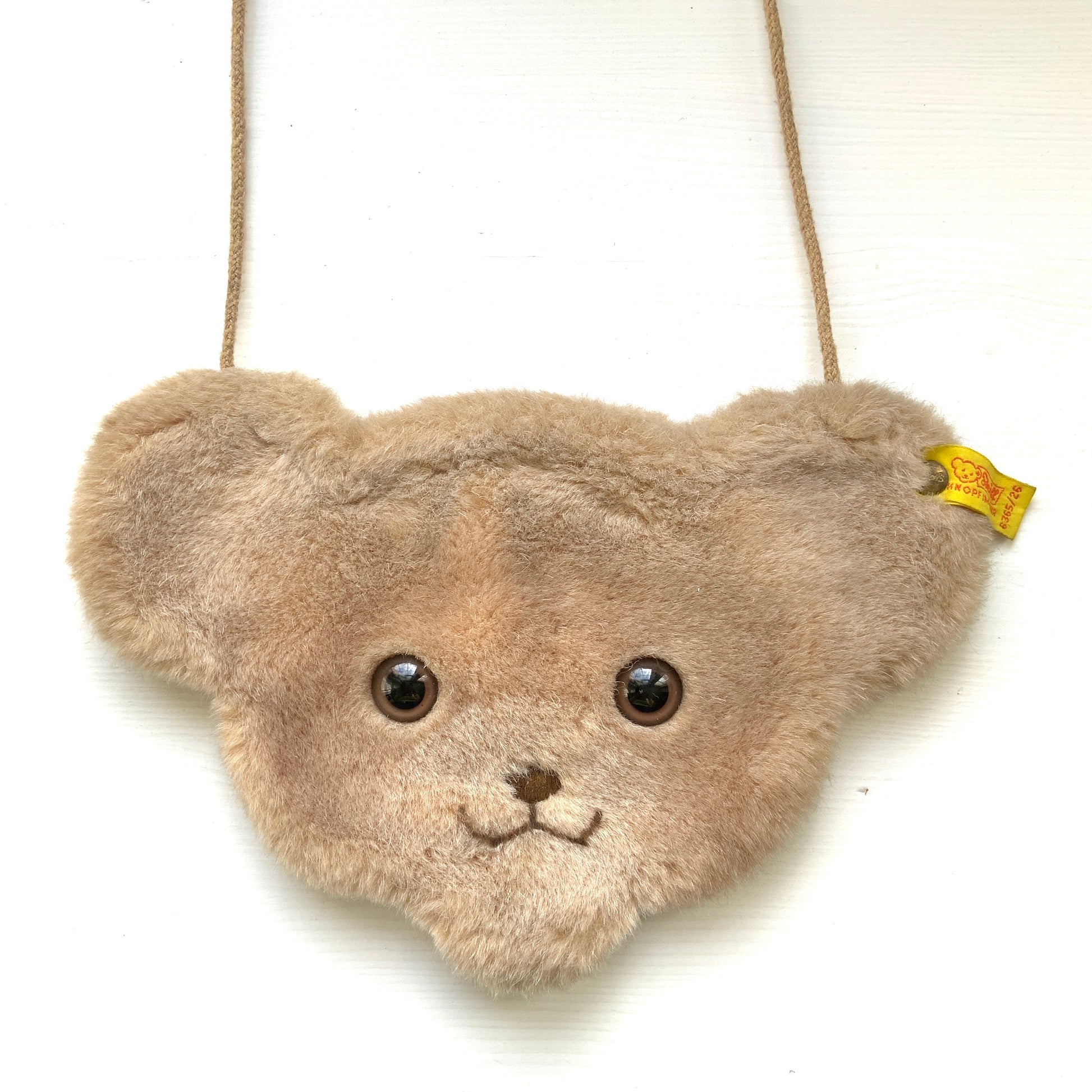 A charming Steiff bear-face purse with adorable round eyes and a wonderfully soft, fluffy plush texture.  くりっとした目が愛らしい、クマの顔のポシェット。ふわふわのファー素材で、思わず触りたくなる手触りです。