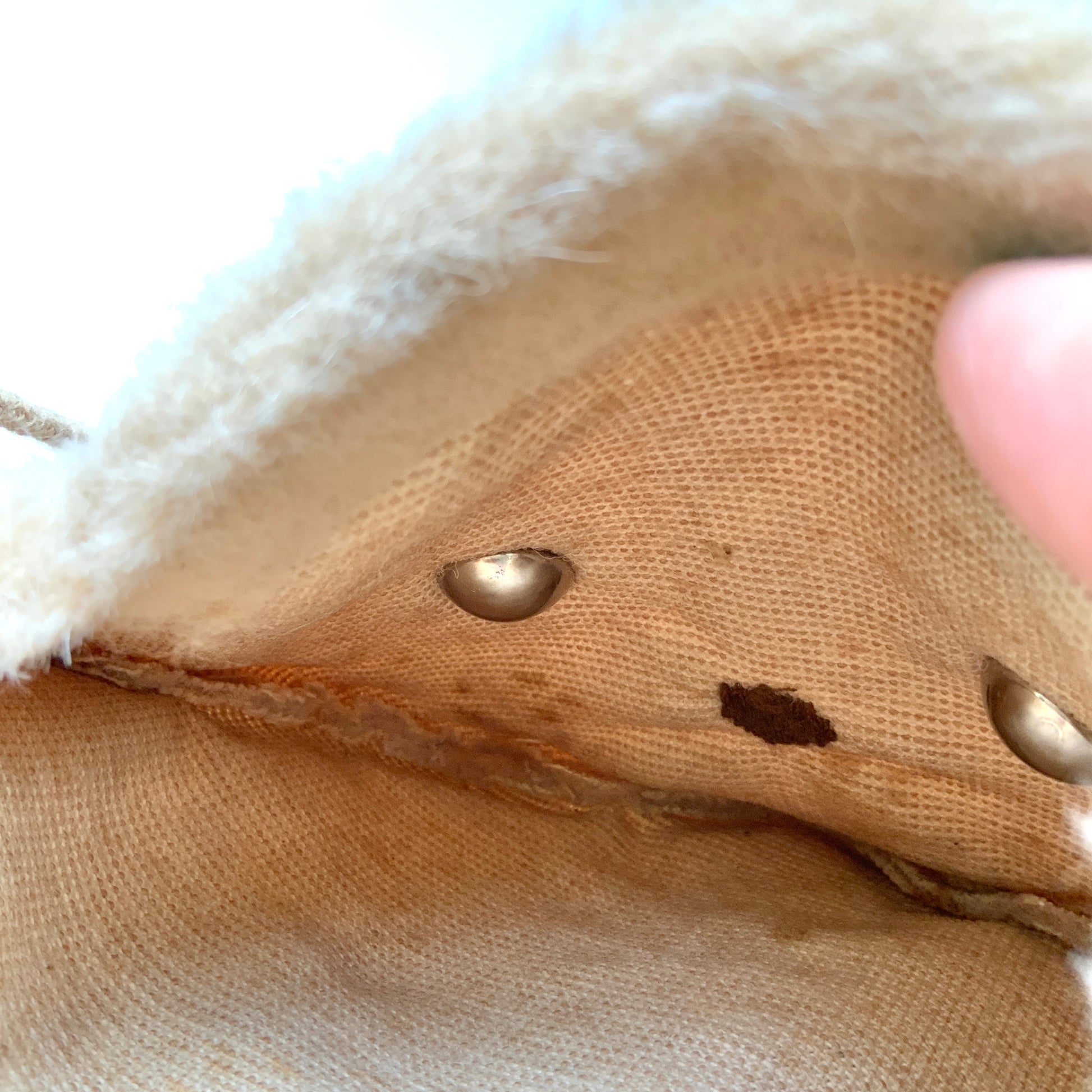 A charming Steiff bear-face purse with adorable round eyes and a wonderfully soft, fluffy plush texture.  くりっとした目が愛らしい、クマの顔のポシェット。ふわふわのファー素材で、思わず触りたくなる手触りです。