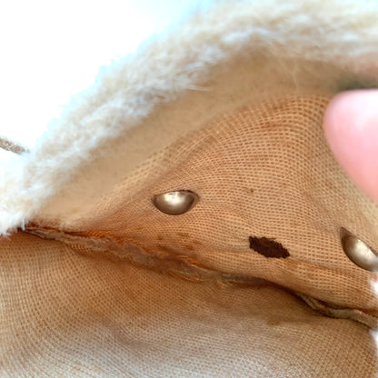 A charming Steiff bear-face purse with adorable round eyes and a wonderfully soft, fluffy plush texture.  くりっとした目が愛らしい、クマの顔のポシェット。ふわふわのファー素材で、思わず触りたくなる手触りです。