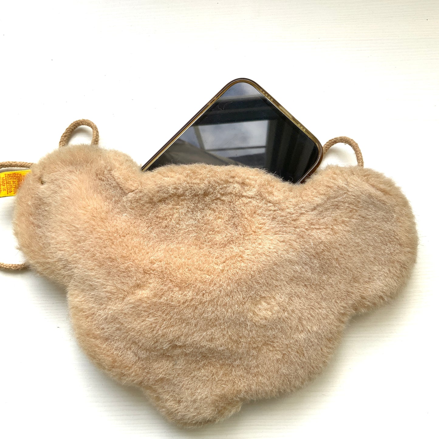 A charming Steiff bear-face purse with adorable round eyes and a wonderfully soft, fluffy plush texture.  くりっとした目が愛らしい、クマの顔のポシェット。ふわふわのファー素材で、思わず触りたくなる手触りです。