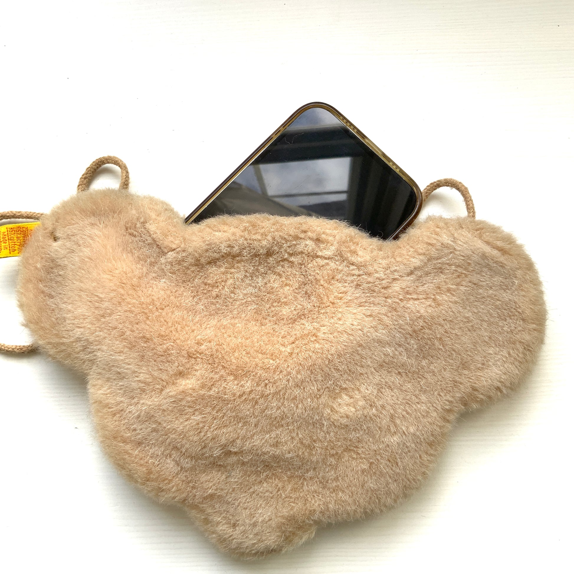 A charming Steiff bear-face purse with adorable round eyes and a wonderfully soft, fluffy plush texture.  くりっとした目が愛らしい、クマの顔のポシェット。ふわふわのファー素材で、思わず触りたくなる手触りです。