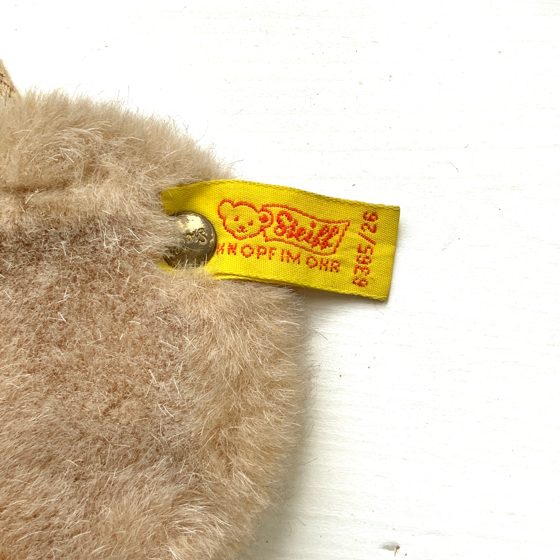 A charming Steiff bear-face purse with adorable round eyes and a wonderfully soft, fluffy plush texture.  くりっとした目が愛らしい、クマの顔のポシェット。ふわふわのファー素材で、思わず触りたくなる手触りです。