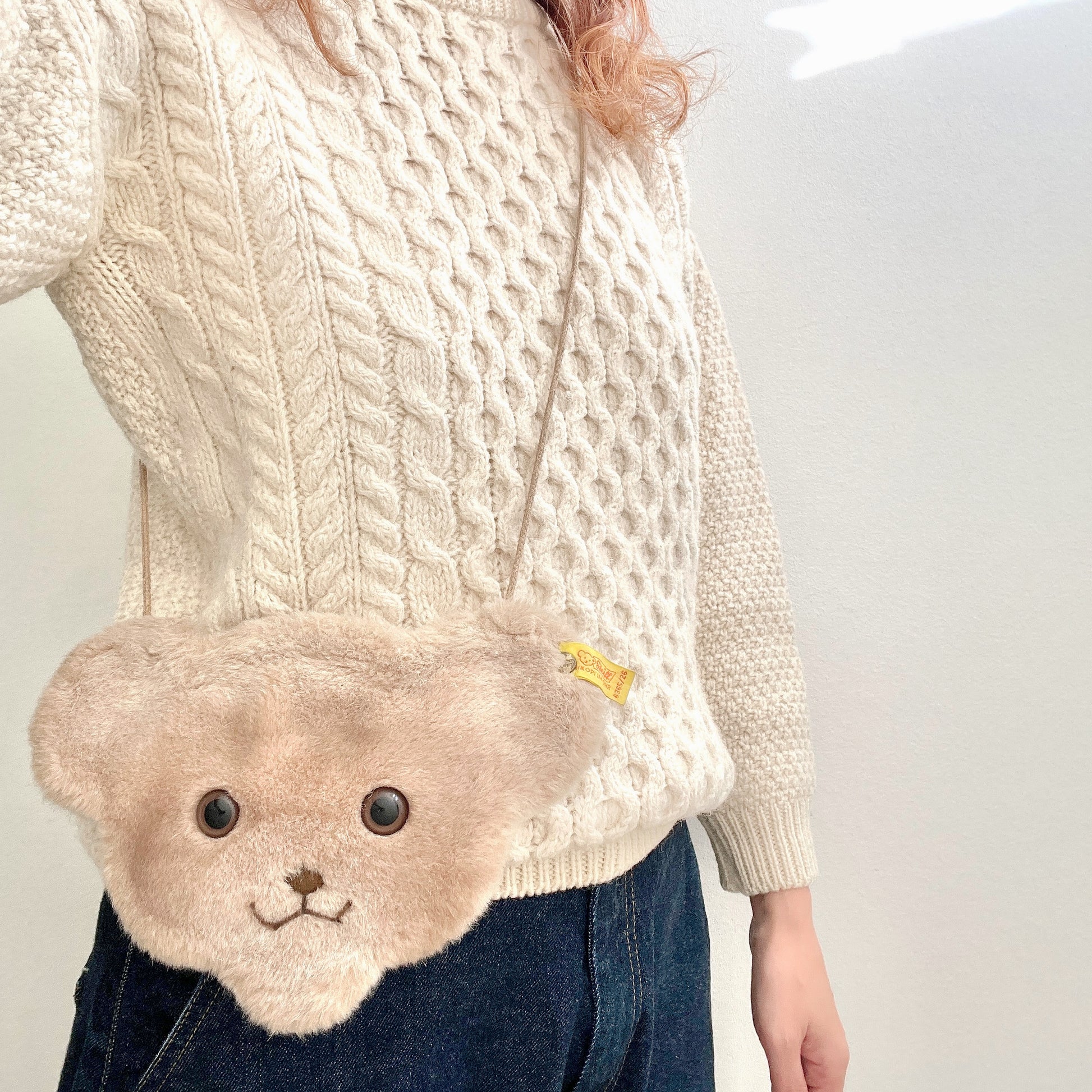 A charming Steiff bear-face purse with adorable round eyes and a wonderfully soft, fluffy plush texture.  くりっとした目が愛らしい、クマの顔のポシェット。ふわふわのファー素材で、思わず触りたくなる手触りです。