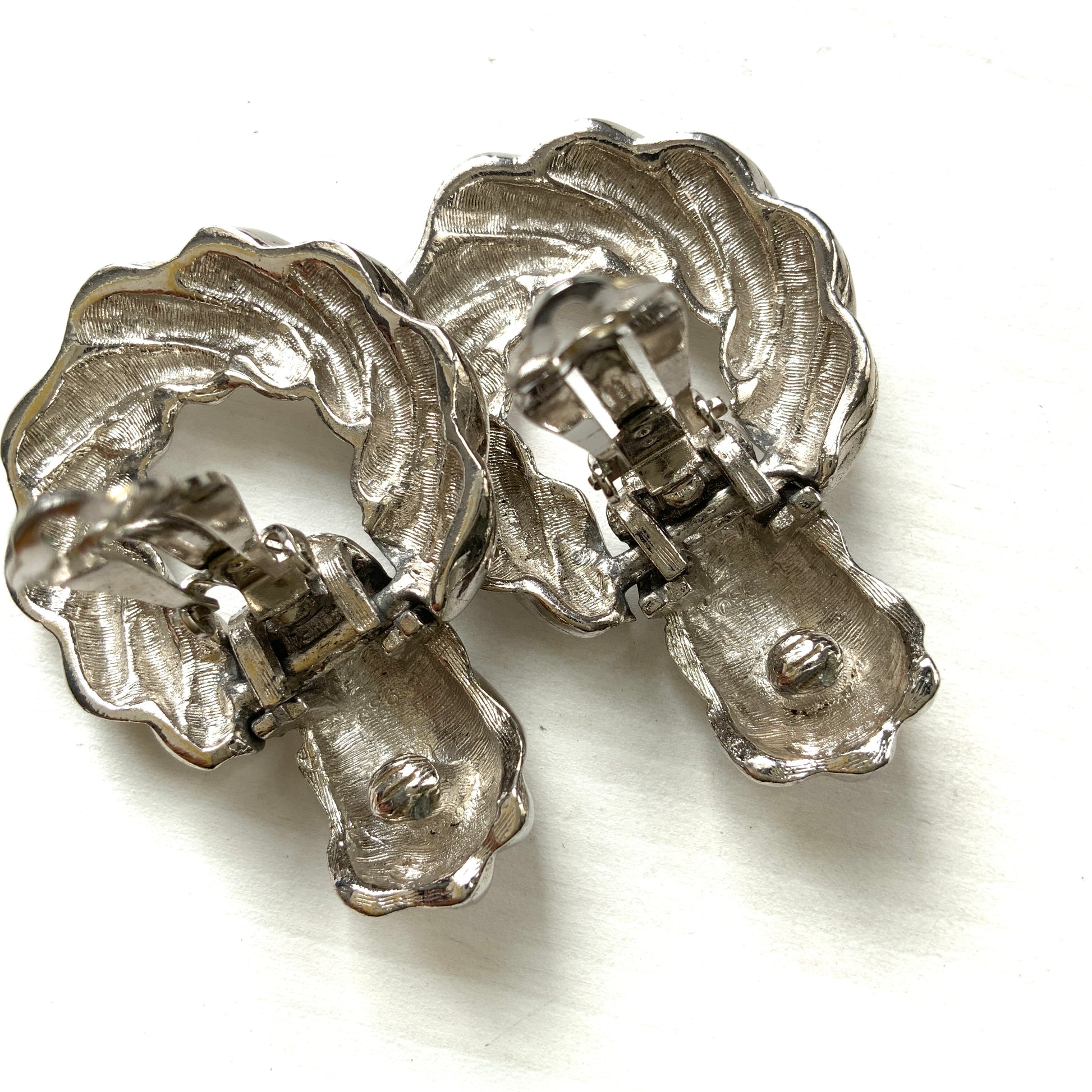 Twisted silver-tone metal door knocker-style clip-on earrings. ツイストされたシルバートーンメタルのドアノッカー型クリップイヤリング。