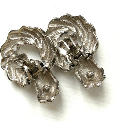 Twisted silver-tone metal door knocker-style clip-on earrings. ツイストされたシルバートーンメタルのドアノッカー型クリップイヤリング。